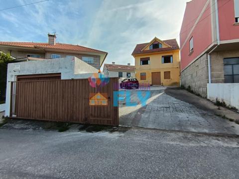 Casa en Vigo-Beade ideal para inversión, 6 habitaciones ampliables a 11, alta rentabilidad.